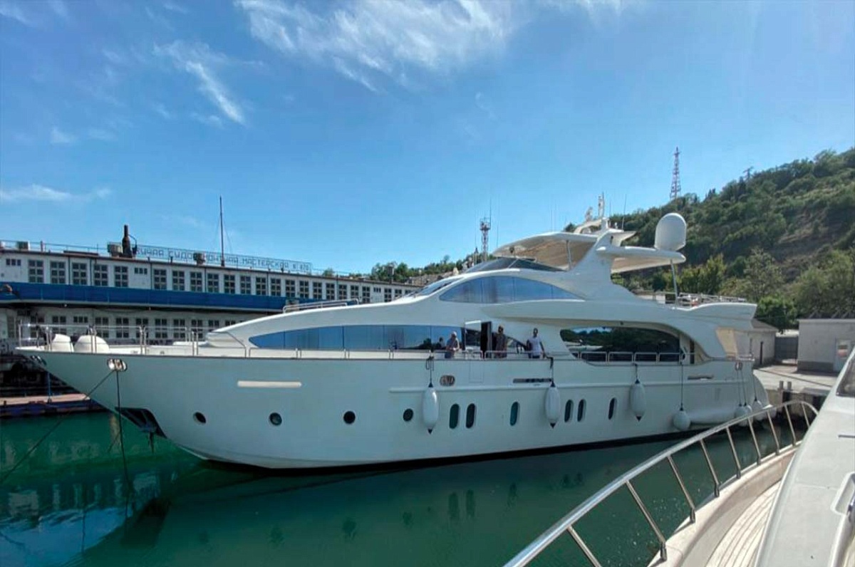 Аренда моторной яхты Azimut 116 в Сочи